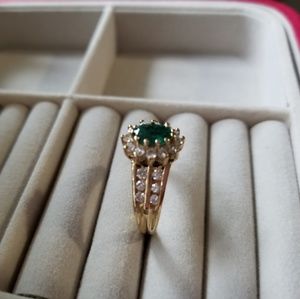 💯Beautiful diamond and gold emerald ring.